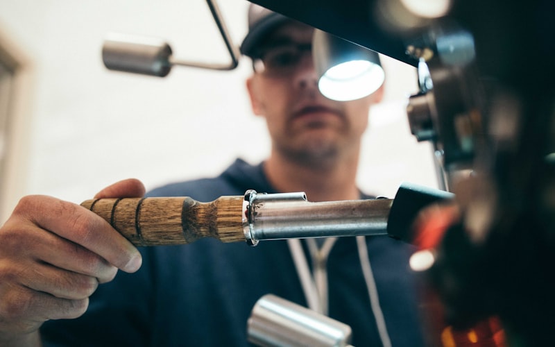Técnico realizando mantención